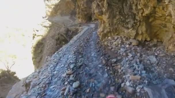 Un motocycliste roule sur une route de montagne dangereuse — Video