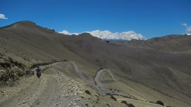 Motociclistas en un camino de montaña — Vídeos de Stock