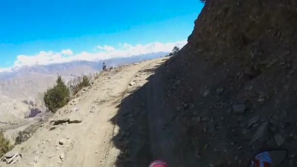 Un motociclista guida su una pericolosa strada di montagna — Video Stock