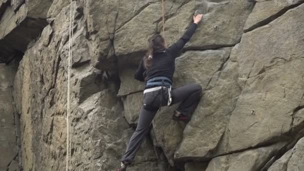 Menina escalador de rock — Vídeo de Stock