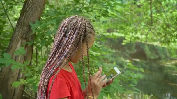 Meisje met mobiele telefoon — Stockvideo