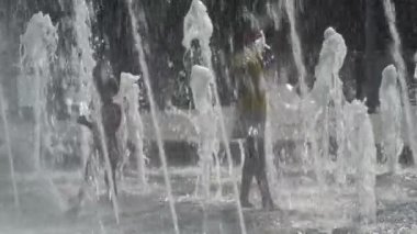 Çocuk bir fıskiyede oynamak