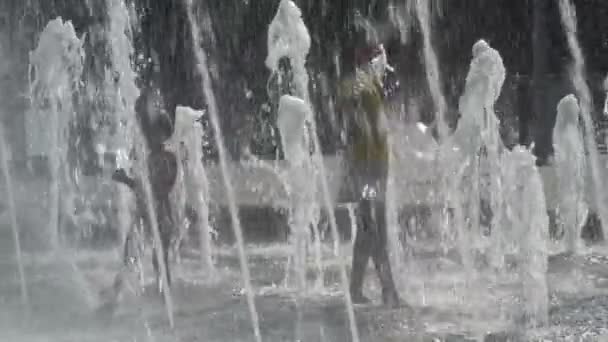 Kinder spielen in einem Brunnen — Stockvideo