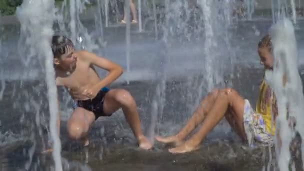 Kinder spielen in einem Brunnen — Stockvideo