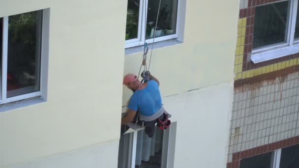 Alpinistas industriais trabalhando — Vídeo de Stock