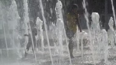 Çocuk bir fıskiyede oynamak