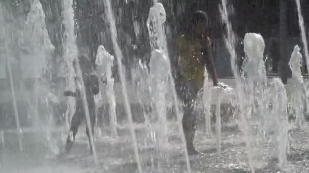 Děti hrají v fountain