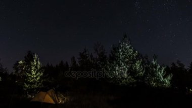 Turist çadır gece ormanda