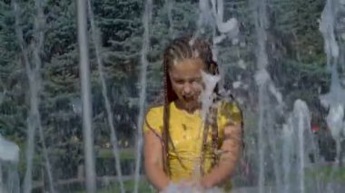 Kız çeşme su sıçramalarına