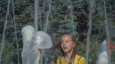 Kız çeşme su sıçramalarına