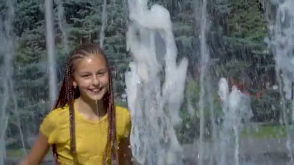 Flickan stänk i fontänen — Stockvideo