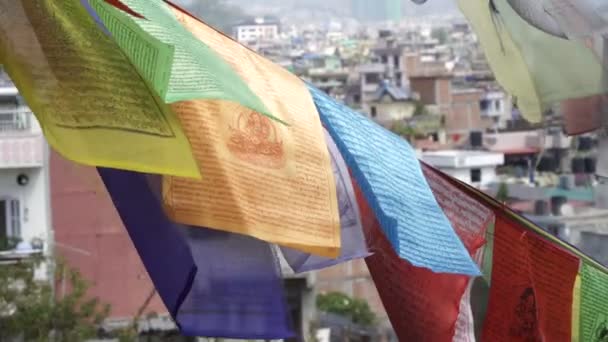 Banderas de oración en el fondo de las casas de Katmandú — Vídeos de Stock