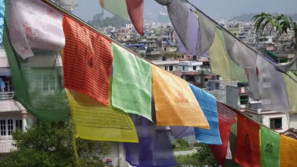 Bandiere di preghiera sullo sfondo delle case di Kathmandu — Video Stock