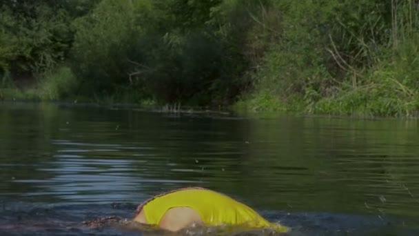 Das Mädchen taucht aus dem Wasser auf — Stockvideo