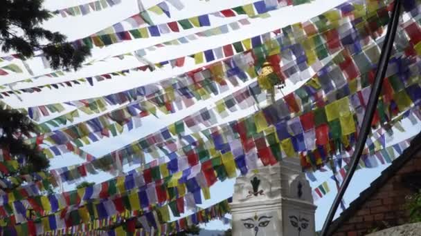 Banderas de oración ondeando en el viento — Vídeo de stock