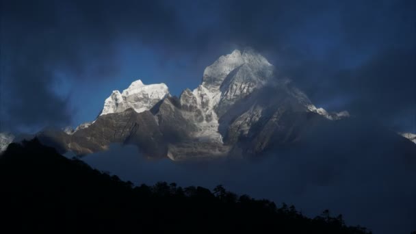 El movimiento de nubes sobre la montaña Kangtega — Vídeo de stock