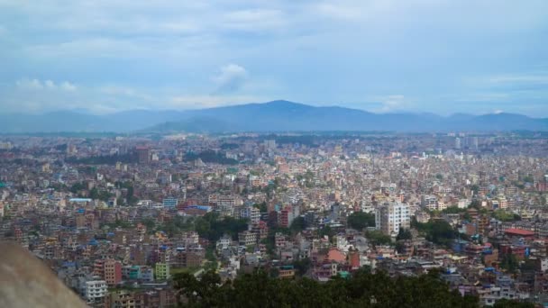 Weergave van Kathmandu vanaf de heuvel — Stockvideo