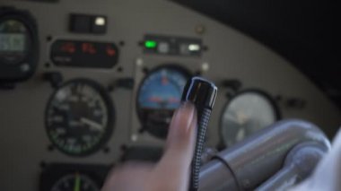 Pilotlar uçağın dümene el