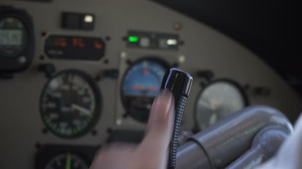 La mano de los pilotos en el timón de la aeronave — Vídeo de stock