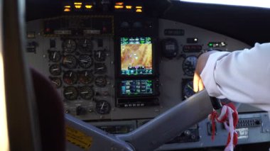 Pilotlar uçağın dümene el