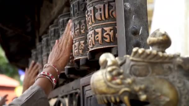 Tambores de oração em Swayambhunath — Vídeo de Stock