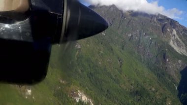 Alçaktan uçan uçak penceresinden görüntülemek