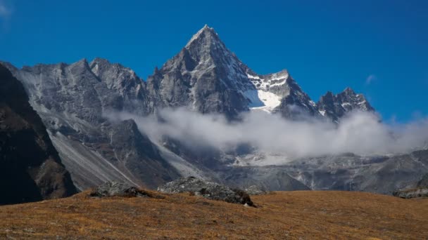 Nubes y montañas en el Himalaya — Vídeo de stock