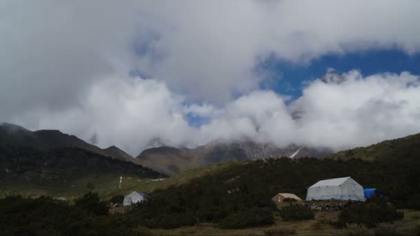 Nuvens em movimento rápido e tendas sob a montanha — Vídeo de Stock