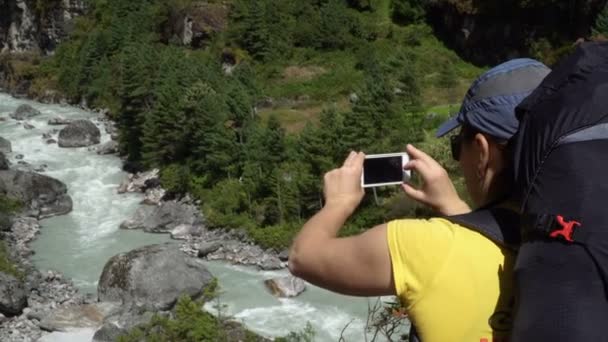Dziewczyna bierze zdjęcie natury przez telefon — Wideo stockowe