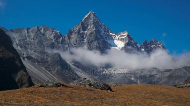 Himalayalardaki Bulutlar ve Dağlar