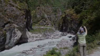 Kız turist doğa fotoğraf yapar