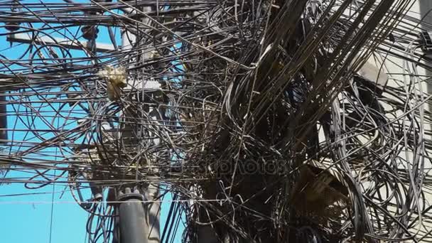 Um monte de fios elétricos emaranhados no pólo . — Vídeo de Stock