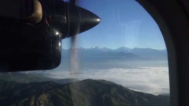 Vista desde la ventana de un avión de vuelo bajo — Vídeo de stock