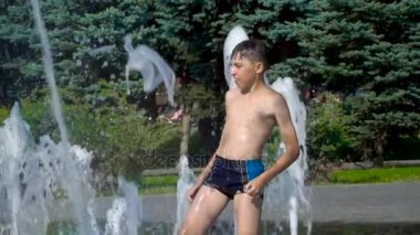 Çocuk çeşme oynuyor