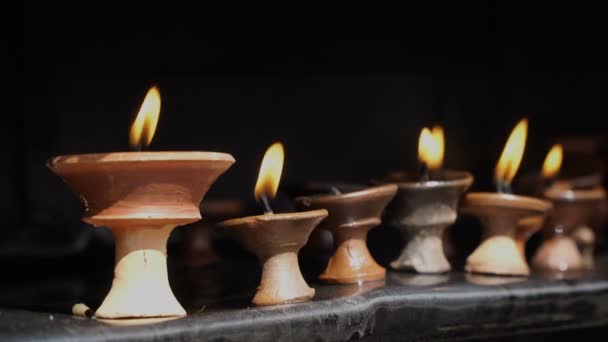 Bougies rituelles brûlantes dans le temple nepali — Video