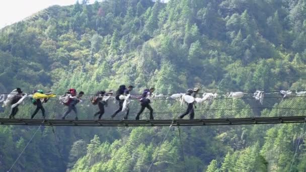 Grupa trekkers krzyż wiszący most. — Wideo stockowe