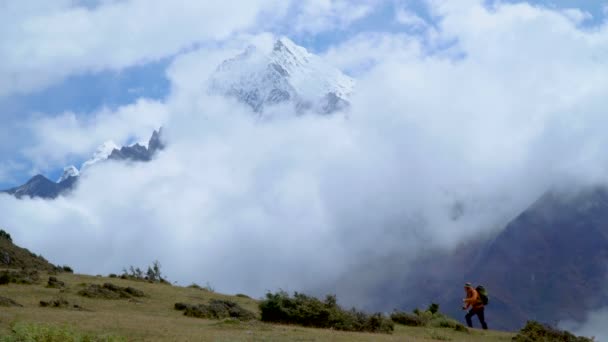 Hombre con mochila escalar la ladera de la montaña en el Himalaya — Vídeos de Stock