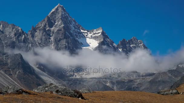 Felhők és hegyek a Himalájában — Stock videók