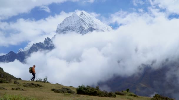 Turista nelle montagne himalayane — Video Stock