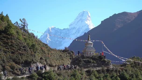 Una ruta de senderismo al campamento base del Everest — Vídeos de Stock