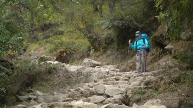 Kızlar turist Himalaya Dağları'nda