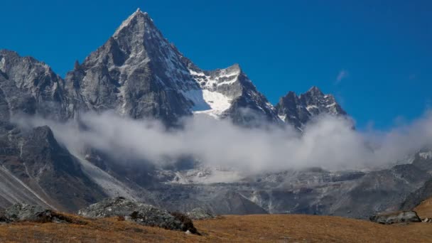 Nubes y montañas en el Himalaya — Vídeo de stock