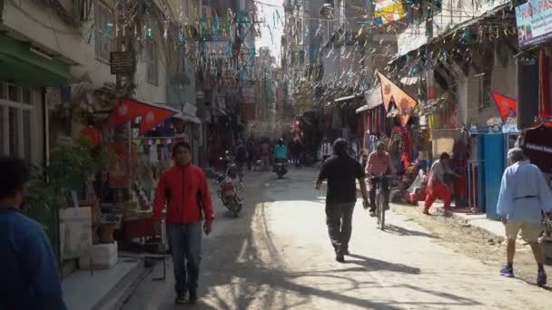 Smalle straat van Kathmandu — Stockvideo