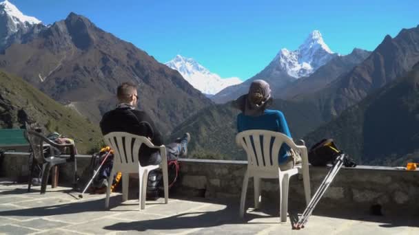Niña y niño descansan en las montañas del Himalaya — Vídeos de Stock