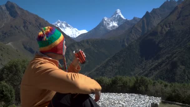 En mann drikker te i fjellene. – stockvideo