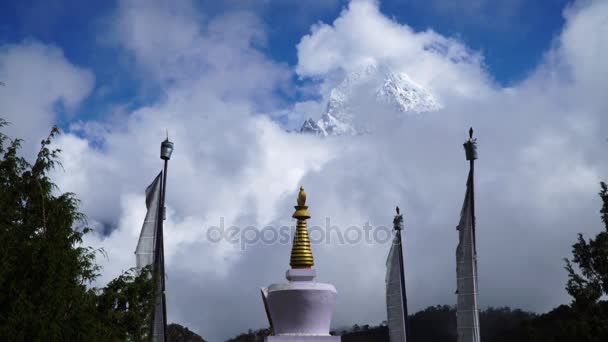 Buddhistischer Stupa und Schneeberg — Stockvideo