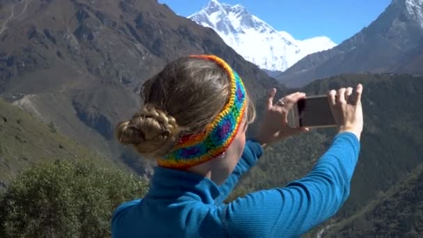 Meisje toeristische maakt een foto van de natuur — Stockvideo