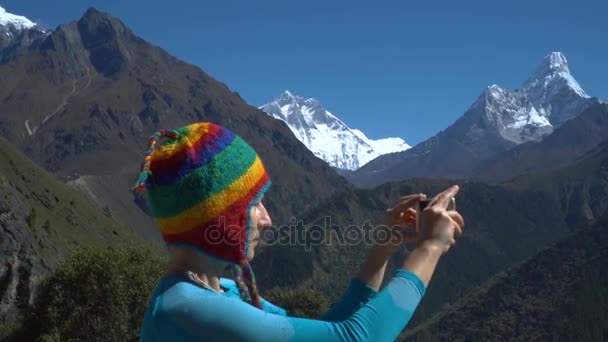 Девушка-туристка делает фото природы — стоковое видео