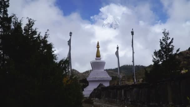 Stupa buddista e montagna di neve — Video Stock