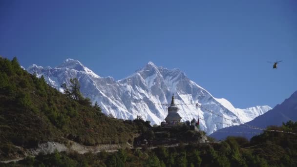 Everest 'in ana kampına bir yürüyüş yolu. — Stok video